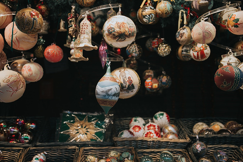 Having a vintage Christmas by using glass baubles