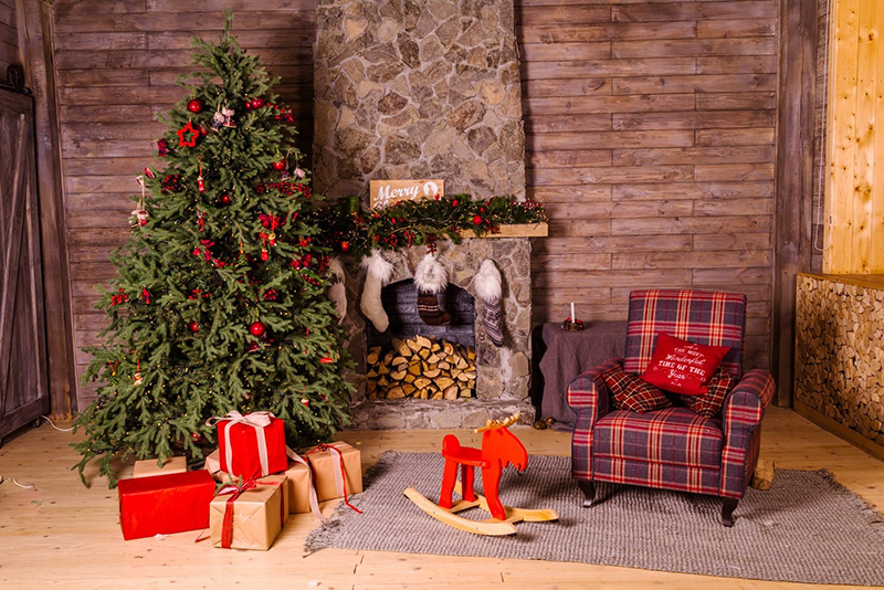 Having a vintage Christmas by decorating your antique fireplace